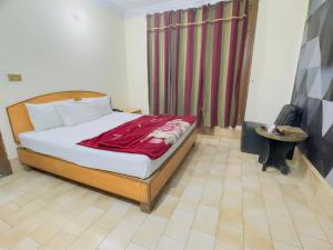 Postel nebo postele na pokoji v ubytování Hotel Grand Palace Multan