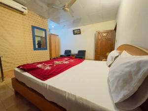 Postel nebo postele na pokoji v ubytování Hotel Grand Palace Multan