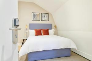 Ένα ή περισσότερα κρεβάτια σε δωμάτιο στο The Prince Hotel Vauxhall, Sonder by Marriott Bonvoy +25 φωτογραφίες