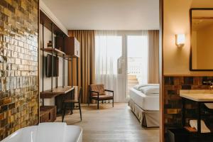 ein Hotelzimmer mit einem Bett und einem Badezimmer in der Unterkunft Hotel Casa Luz in Barcelona + 67 Fotos