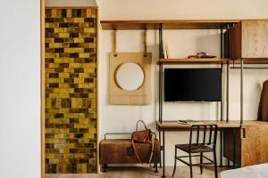 ein Zimmer mit einem Schreibtisch mit Stuhl und einem Spiegel in der Unterkunft Hotel Casa Luz in Barcelona