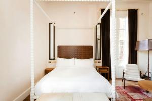 Postel nebo postele na pokoji v ubytování DO Plaça Reial Hotel Gothic Quarter, Sonder by Marriott Bonvoy