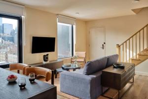 TV a/nebo společenská místnost v ubytování Sonder by Marriott Bonvoy The Nealon