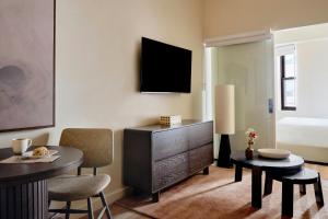 TV a/nebo společenská místnost v ubytování Sonder by Marriott Bonvoy The Nealon