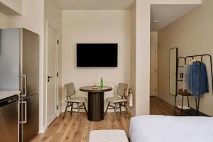 TV a/nebo společenská místnost v ubytování Sonder by Marriott Bonvoy The Nealon