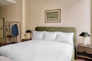 Postel nebo postele na pokoji v ubytování Sonder by Marriott Bonvoy The Nealon