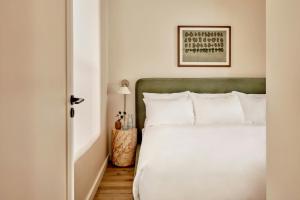 Postel nebo postele na pokoji v ubytování Sonder by Marriott Bonvoy The Nealon