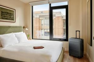 Postel nebo postele na pokoji v ubytování Sonder by Marriott Bonvoy The Nealon