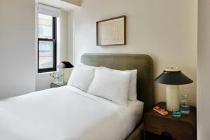 Postel nebo postele na pokoji v ubytování Sonder by Marriott Bonvoy The Nealon
