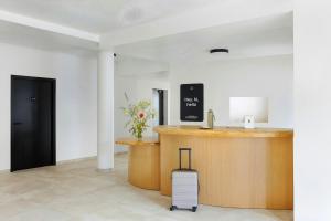 TV a/nebo společenská místnost v ubytování Yvette Hotel Porte de Versailles, Sonder by Marriott Bonvoy