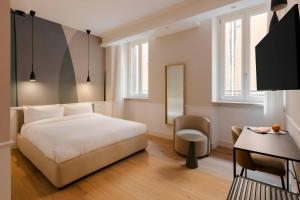 Un dormitorio con una cama, una mesa y una silla. en Sonder by Marriott Bonvoy Antinoo Apartments Piazza del Parlamento, en Roma