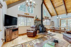 a living room with a fireplace and a television at Cozy Cabin - Hot Tub, Fire Pit, & Pets in Arnold