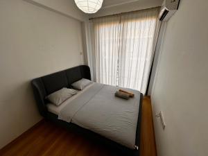 Bett in einem kleinen Zimmer mit Fenster in der Unterkunft Kyrenia Kavanlar life village 2 bedroom swimming pool in Kyrenia