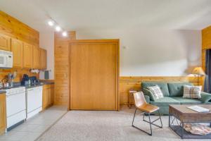 2 Mi to Granby Ranch Mtn Condo with Hot Tub!的厨房或小厨房