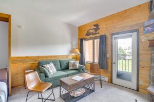 2 Mi to Granby Ranch Mtn Condo with Hot Tub!的休息区
