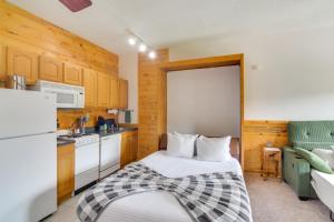 2 Mi to Granby Ranch Mtn Condo with Hot Tub!的厨房或小厨房