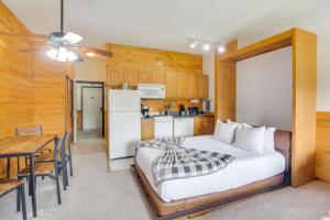 2 Mi to Granby Ranch Mtn Condo with Hot Tub!的厨房或小厨房