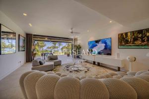 Μια τηλεόραση ή/και κέντρο ψυχαγωγίας στο Luxueux appartement sur sa plage privée