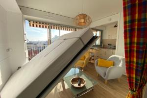 een hoogslaper in een kamer met een woonkamer bij Nice studio near the sea in Arcachon