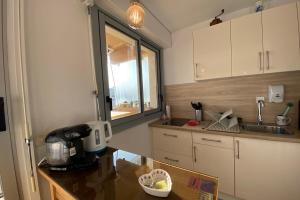 een keuken met een spoelbak en een aanrechtblad bij Nice studio near the sea in Arcachon +4 foto's