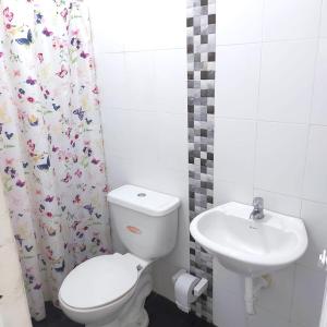 Ένα μπάνιο στο Moderno y familiar Apartamento