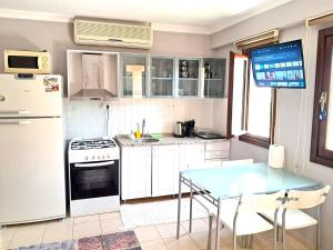 Η κουζίνα ή μικρή κουζίνα στο The Villages ,C2 Suite Apart , Havuz, Balkon, Peyzaj