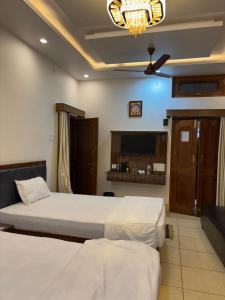 Postel nebo postele na pokoji v ubytování Kalash Guest House