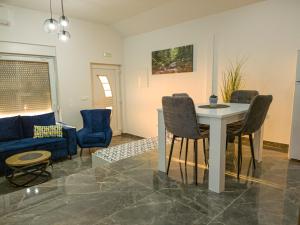 Χώρος καθιστικού στο Apartments with a swimming pool in the Dalmatian Hinterland