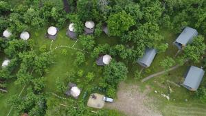 an overhead view of a yard with trees and houses at Tinutul Luanei Glamping Resort in Bozioru