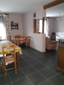 eine Küche und ein Esszimmer mit Tisch und Stühlen in der Unterkunft A la maison in La Chaussée-sur-Marne + 8 Fotos