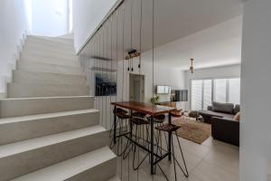 een trap in een woonkamer met een houten tafel bij Balcones Olehousing in Conil de la Frontera