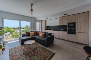 een woonkamer met een bank en een tafel bij Balcones Olehousing in Conil de la Frontera