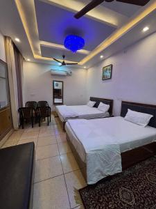 Postel nebo postele na pokoji v ubytování Kalash Guest House