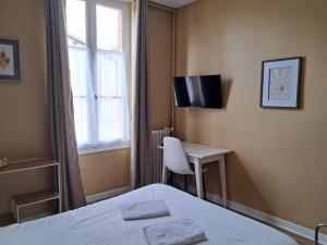TV a/nebo společenská místnost v ubytování Hotel Le Normandy