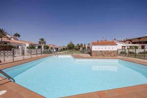 einen großen Pool in einer Villa in der Unterkunft Deluxe Los Porches - by Gestión Vacacional Canarias in Playa del Ingles + 29 Fotos