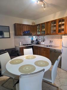 Kuchyň nebo kuchyňský kout v ubytování Apartments Ita 1