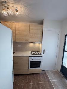 RicoteにあるZEN à RICOTEの木製のキャビネットとコンロ付きオーブンを備えたキッチン