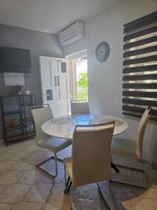 Kuchyň nebo kuchyňský kout v ubytování Apartments Ita 1