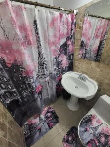 Ένα μπάνιο στο At the Center of Dearborn, MI 2 Bedroom apartment with backyard and balcony +14 φωτογραφίες