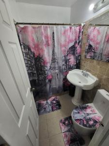 Ένα μπάνιο στο At the Center of Dearborn, MI 2 Bedroom apartment with backyard and balcony