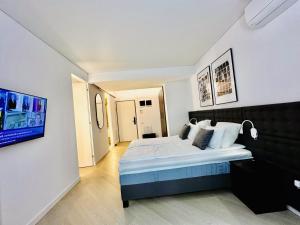 un dormitorio con una cama grande en una habitación en Urban Nest Pipera, en Pipera