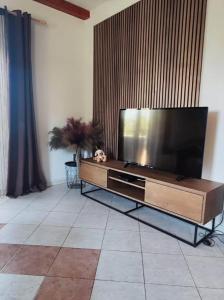 Μια τηλεόραση ή/και κέντρο ψυχαγωγίας στο House Ita