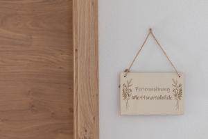 a sign hanging on a wall next to a door at Ferienwohnung "Mettmatalblick" mit privater Sauna, Ühlingen-Birkendorf in Ühlingen-Birkendorf