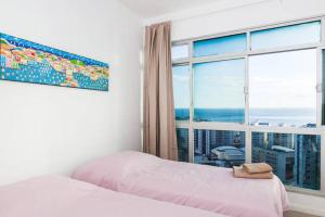 Ένα ή περισσότερα κρεβάτια σε δωμάτιο στο Luxury Surround Sea View Apartment