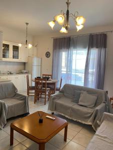 una sala de estar con un sofá y una mesa en Agape, en Preveza