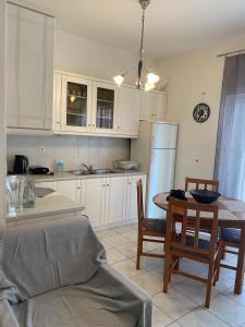 cocina con mesa y sillas y comedor en Agape, en Preveza