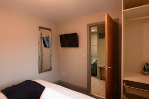 TV a/nebo společenská místnost v ubytování Durham City Cottages