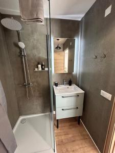セットにあるAppartement T2 proche gare et centre villeの小さなバスルーム(シャワー、シンク付)
