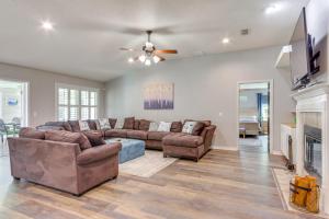 Μια τηλεόραση ή/και κέντρο ψυχαγωγίας στο Spacious Home with Sunroom, 15 Mi to Pensacola!