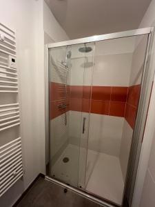 een douche met een glazen deur in een badkamer bij Bord de mer exceptionnel in Marseillan +26 foto's
